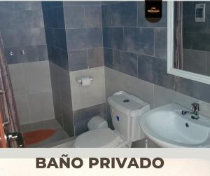 Ένα μπάνιο στο Amplio Departamento con terraza