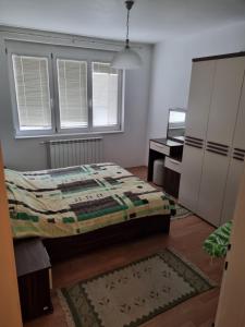 un dormitorio con una cama y un escritorio en Apartment Center of Sarajevo, en Sarajevo