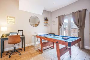 a room with a pool table and a desk at Central House with Parking, Pool Table, Super-Fast Wifi and Smart TV with Virgin Media and Netflix by Yoko Property in Northampton
