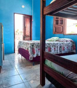 嘎林海斯港的住宿－Estação do Mar Hostel，蓝色墙壁的客房内设有两张双层床。