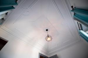um quarto com tecto com luz em Casa das Vistas em Porto Moniz