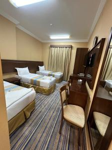 麥加的住宿－فندق نجمة ذاخر，酒店客房配有两张床和一张书桌