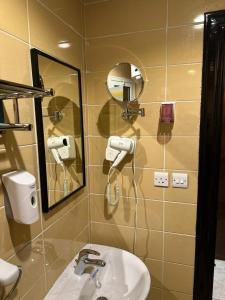 麥加的住宿－فندق نجمة ذاخر，一间带水槽和镜子的浴室