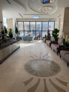 麥加的住宿－فندق نجمة ذاخر，大型大堂配有沙发,地板上铺有地毯