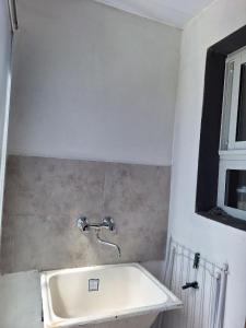 baño con lavabo y ventana en Sandhikala -Camet Norte- Cabañas a 1 cuadra de la playa, estacionamiento en jardín privado,se aceptan mascotas en Camet Norte