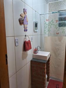 a bathroom with a sink and a shower at O Quartim in Passa Quatro +10 photos
