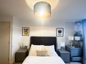 um quarto com uma cama com uma luz por cima em Shard views em Londres