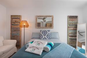 ein Schlafzimmer mit einem Bett mit Handtüchern darauf in der Unterkunft Tooker Villa De La Playa La Cala de Mijas in La Cala de Mijas + 34 Fotos