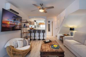 ein Wohnzimmer mit Sofa und Tisch in der Unterkunft Tooker Villa De La Playa La Cala de Mijas in La Cala de Mijas