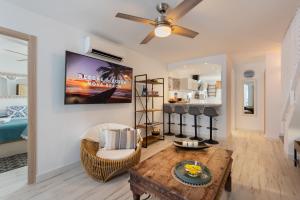 ein Wohnzimmer mit einem Deckenventilator und einem Tisch in der Unterkunft Tooker Villa De La Playa La Cala de Mijas in La Cala de Mijas