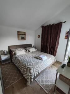 um quarto com uma cama grande e um cobertor com estampa de zebra em Apartments with a parking space Kraj, Pasman - 8213 em Tkon
