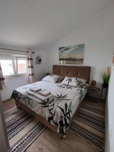 um quarto com uma cama grande num quarto em Apartments with a parking space Kraj, Pasman - 8213 em Tkon