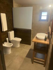 La salle de bains est pourvue de toilettes et d'un lavabo. dans l'établissement La Aristobula, à Piriápolis