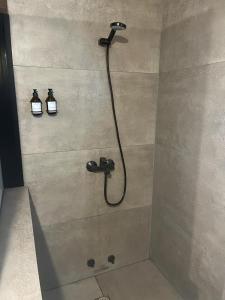 um chuveiro numa casa de banho com duas luzes na parede em La Aristobula em Piriápolis