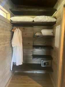 Habitación pequeña con cama y toallas en La Aristobula en Piriápolis