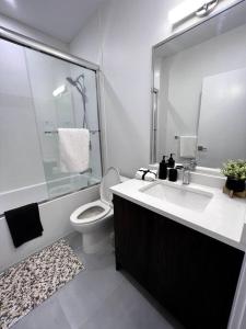 y baño con lavabo, aseo y ducha. en Grand Boulevard Guest Suite, en North Vancouver