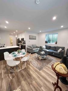 Ruang duduk di Grand Boulevard Basement Suite