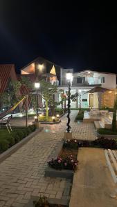 Villa Suíça, Chalé Mezanino في تيانغوا: ضوء الشارع في الفناء في الليل