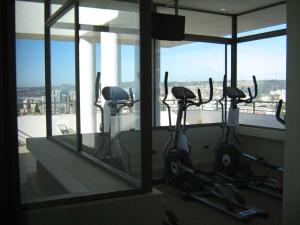 una fila de bicicletas estáticas en una habitación con ventanas en Miramar, en Viña del Mar