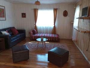 a living room with a couch and a table at Las palmas in Ancud