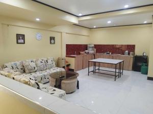 un soggiorno con divano e tavolo di Jumong's Transient Inn a Bantay