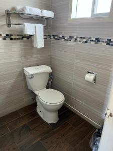 波特蘭的住宿－亞倫汽車旅館，一间位于客房内的白色卫生间的浴室