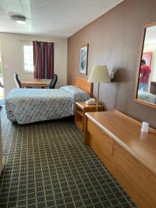 波特蘭的住宿－亞倫汽車旅館，配有一张床和一张书桌的酒店客房