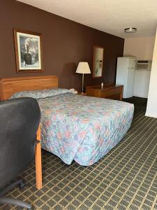 Llit o llits en una habitació de Aaron Motel