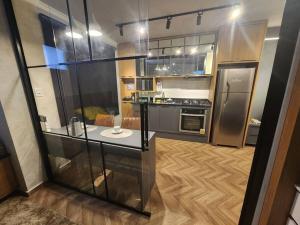 聖塔倫的住宿－Aconhegante Studio Alto padrão com WIFI，一间小厨房,内设一个柜台