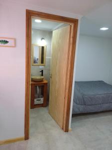 une porte menant à une chambre avec un lit dans l'établissement Lo de Tomy, à Río Grande