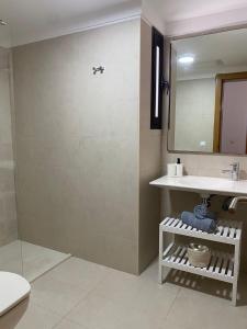 ein Bad mit einem Waschbecken und einem Spiegel in der Unterkunft Villas Quintero in Tinguatón