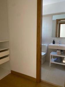 y baño con aseo, lavabo y espejo. en Villas Quintero, en Tinguatón