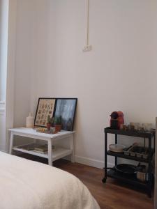 リヨンにあるAppartement Place des Terreaux Presqu'Ileのベッド1台とテーブル(写真付) +4枚の写真