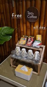 Roos Guesthouse في موالبوال: طاولة عليها صينية شاي وقهوة