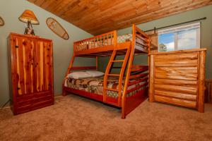 - une chambre avec 2 lits superposés dans une cabine dans l'établissement The Honky Tonk Cabin, à Long Valley Junction