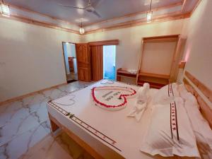 a room with a cake on top of a bed at PrivHotel - Himandhoo in Himandhoo 