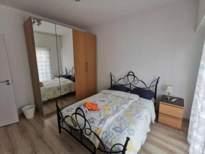 1 dormitorio con cama y espejo grande en Marina view Apartment, en Lárnaca