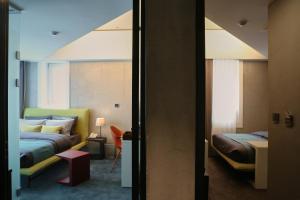 首爾的住宿－Hotel Cocomo，一间卧室配有一张床和一个沙发