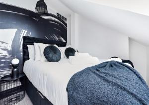 Letto o letti in una camera di Bright & Colourful House - Best for a Large Groups