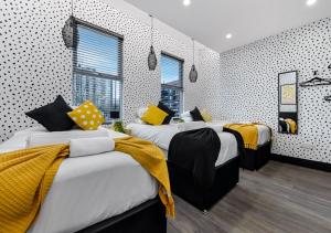 Letto o letti in una camera di Bright & Colourful House - Best for a Large Groups