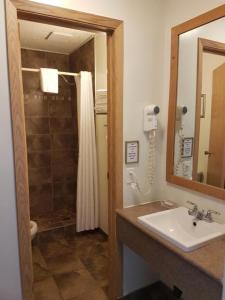 Koupelna v ubytování Pines Motel + 28 fotografií