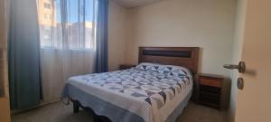 a bedroom with a bed and a window at Arriendo departamento La Serena, sector el faro in La Serena
