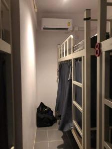 ein Schlafzimmer mit einem Etagenbett und ein Zimmer mit einem Schrank in der Unterkunft Phi Phi Green House & Sunsky Hostel in Ko Phi Phi