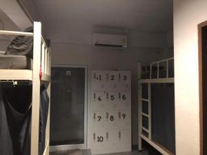 Zimmer mit 2 Etagenbetten und einer Wand mit Schließfächern in der Unterkunft Phi Phi Green House & Sunsky Hostel in Ko Phi Phi