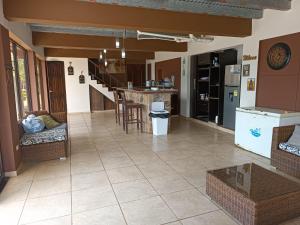 cocina y sala de estar con sofá y mesa en Hacienda Chicá, en Chicá