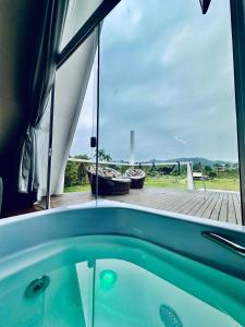 Bazén v ubytování Grande chalé luxo refúgio a 10min de Balneário Camboriú nebo v jeho okolí