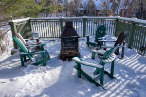 モントランブランにあるLe Plateau East by Tremblant Vacationsの雪座椅子