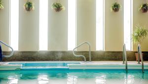 una piscina in un edificio con finestre di Wrangler Inn Mobridge a Mobridge