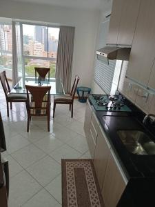 托雷斯APARTAMENTO SOLAR DA PRAÇA, Aconchegante e Climatizado的享有客厅景致的厨房