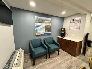 a waiting room with two chairs and a desk at HomeTowne Studios by Red Roof Florence, KY-Cincinnati Airport in Florence